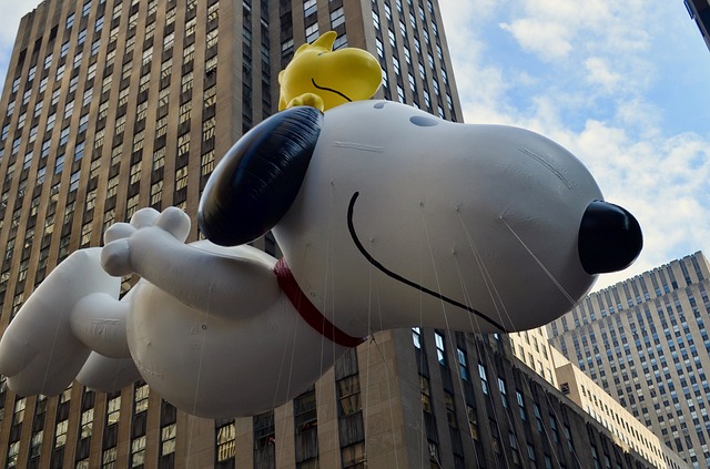 Metlife Snoopy Mascot and Balloon